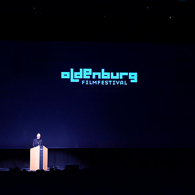 Torsten Neumann auf dem Podium des internationalen Filmfest Oldenburg