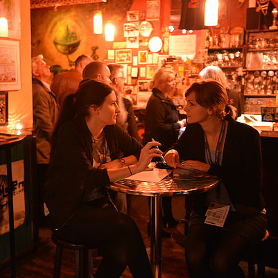 Zwei Frauen unterhalten sich beim Ausklang zum Filmfest Oldenburg